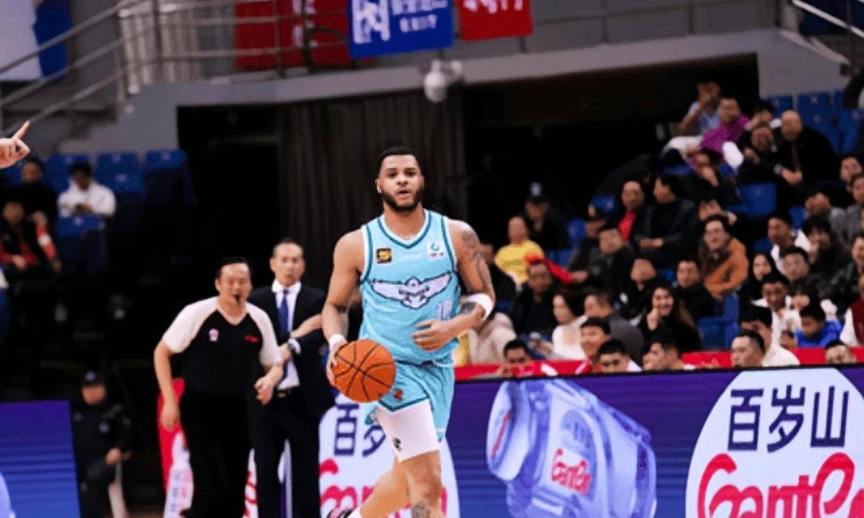 青岛男篮主场大胜，挺进积分榜前列