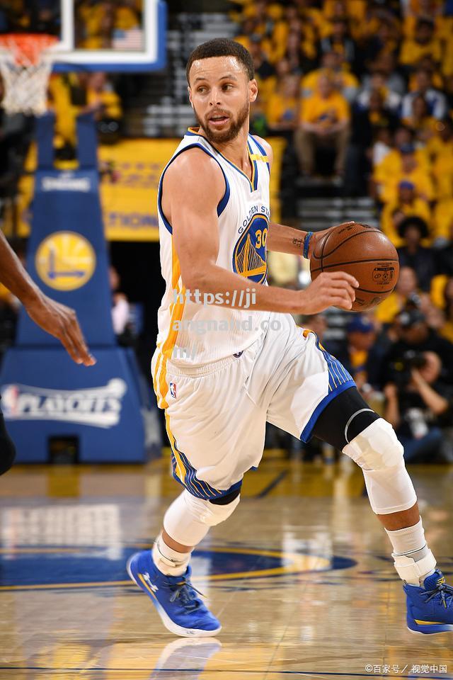 库里在比赛中创造新的三分纪录，成为NBA历史上最顶尖的射手之一_