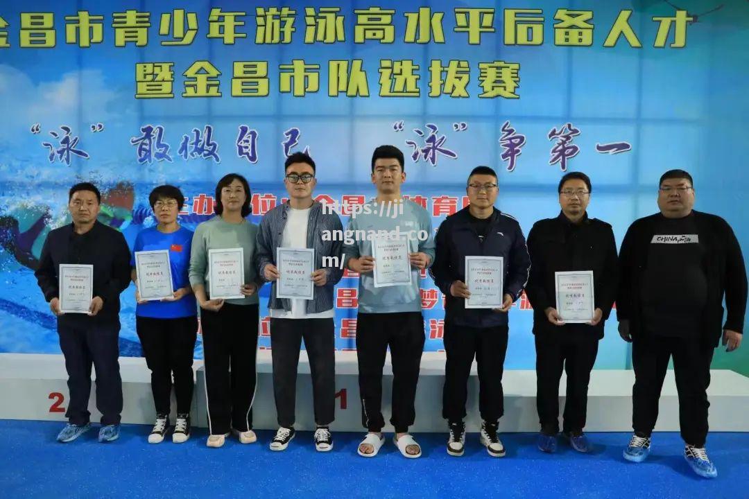 摩尔多瓦选手卡什在游泳比赛中获胜