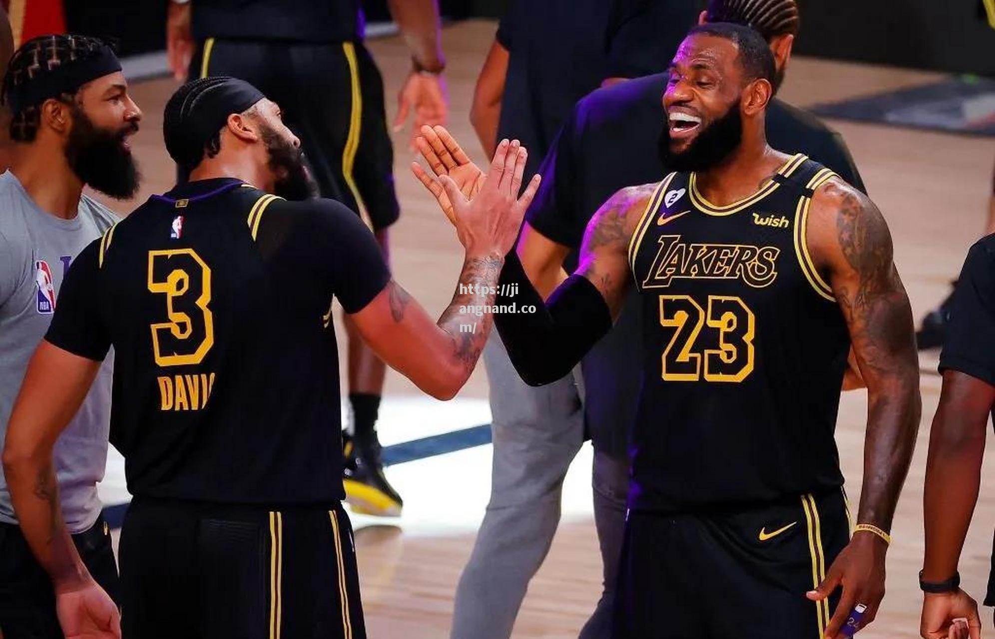 NBA季后赛激烈开战，球星争相表现
