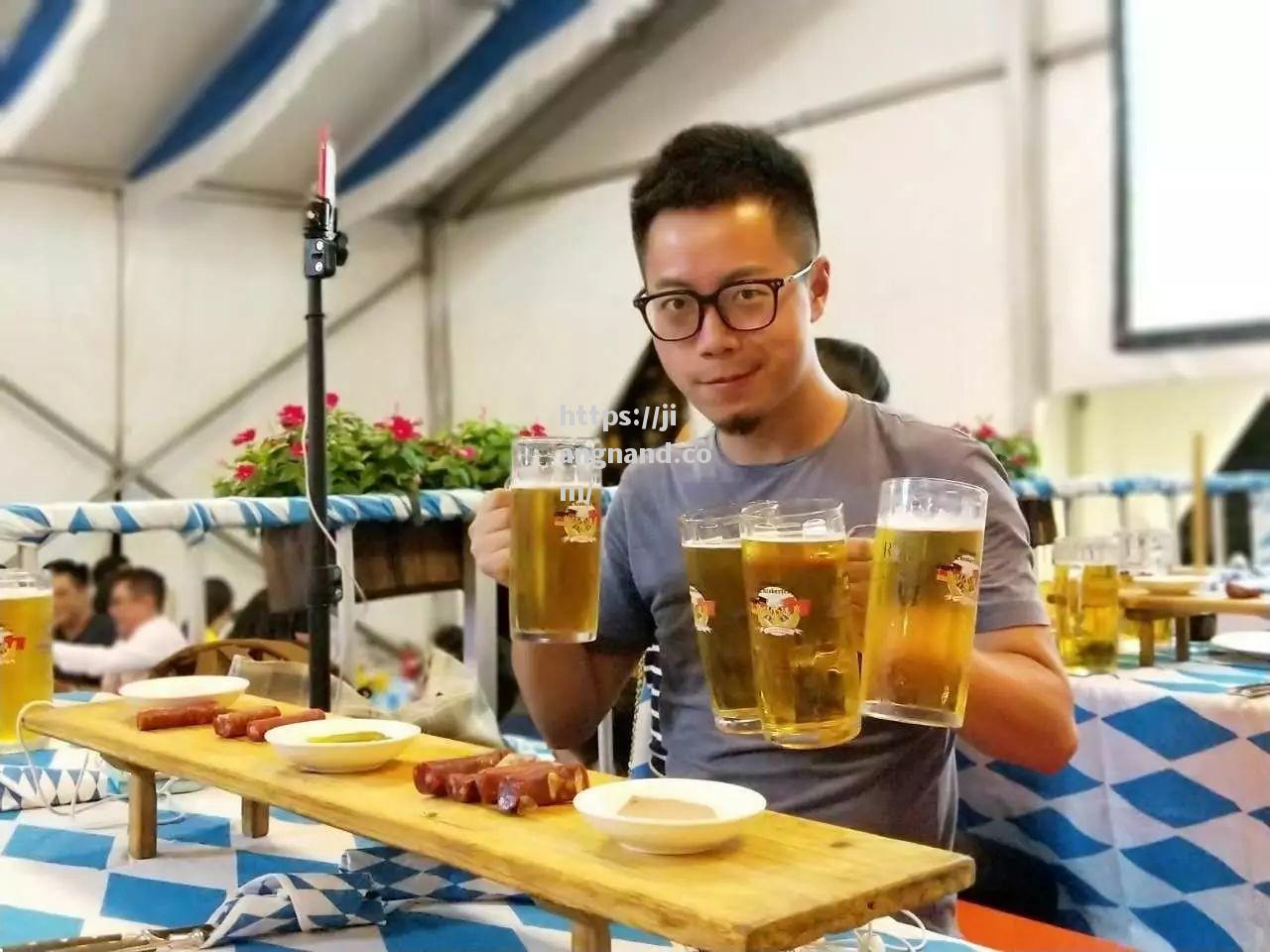 德甲球队激情支持活动，粉丝狂欢激情