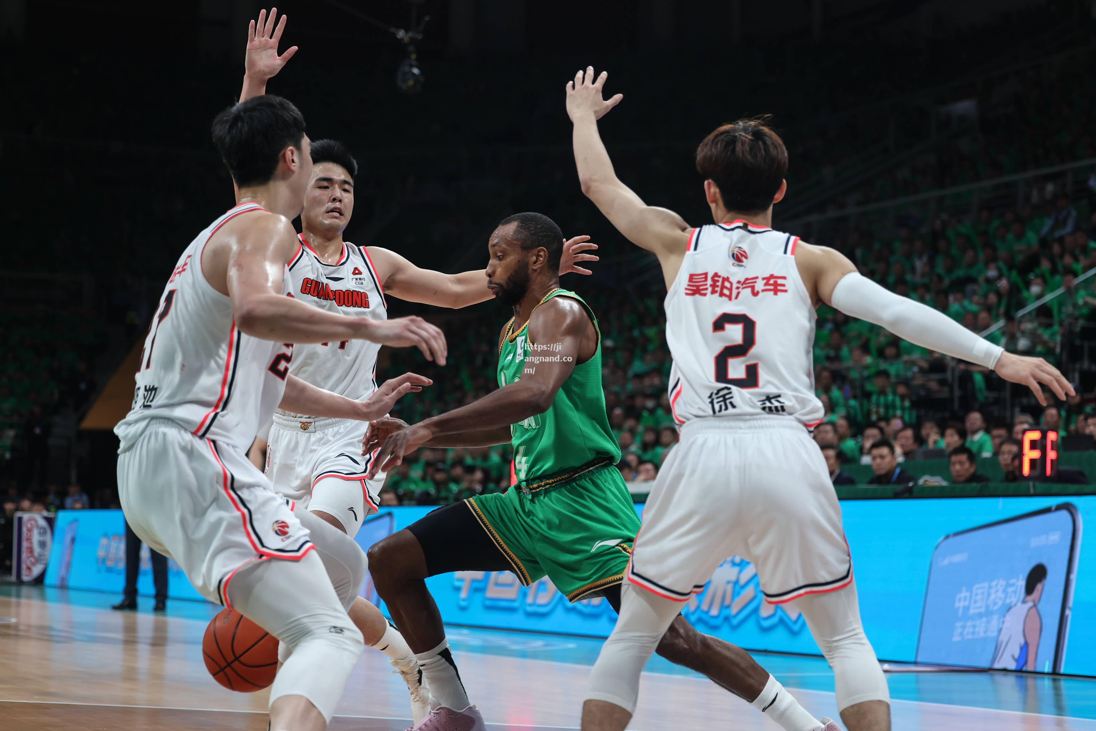 广东男篮轻松击败对手，领跑赛季