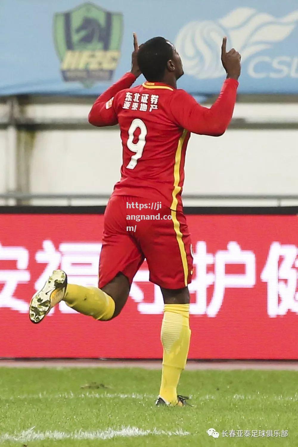 亚洲射手梅开二度，国际球坛对其刮目相看