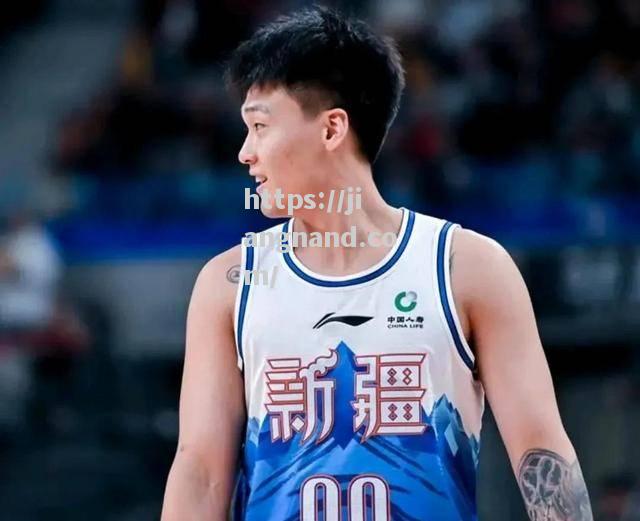 重庆力帆队员在比赛中展现出不屈斗志